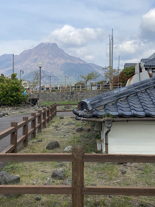 雲仙普賢岳と土石流に埋もれた家屋