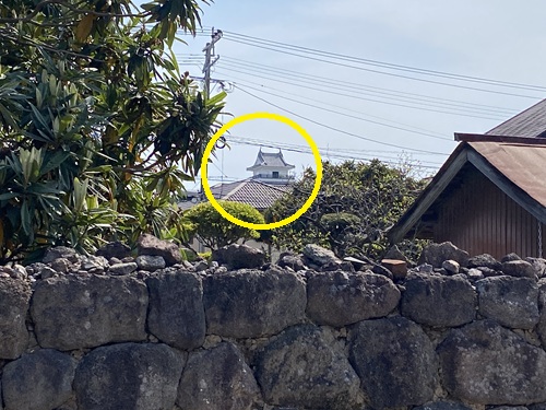 島原武家屋敷の水路のある通りから見える島原城