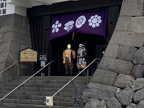 島原城の入り口に立つ武将たち