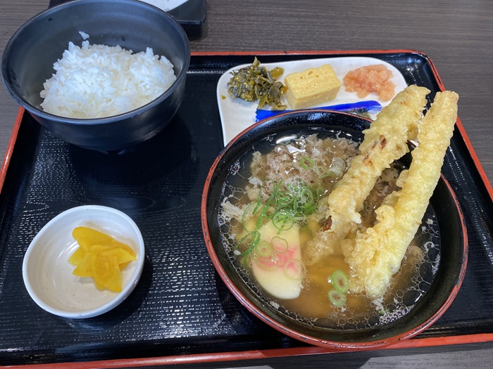 資さんうどんの朝定食