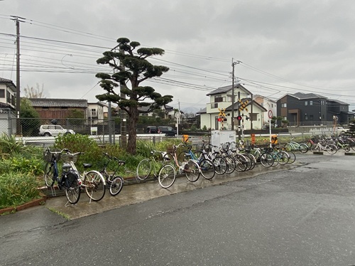 おむすびロケ地の一貴山駅の駐輪場