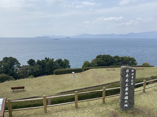 神崎鼻公園の日本本土最西端の地の標と海