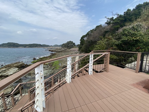 日本本土最西端の地モニュメントのある場所から海中遊歩道に向かう階段
