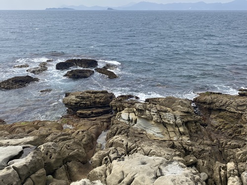 海中遊歩道から見える岩と海