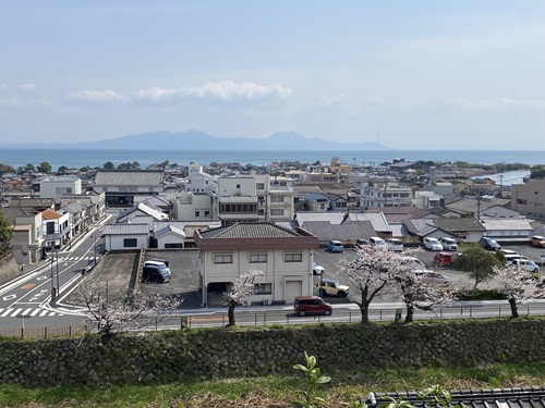 島原城の庭から見える町と海