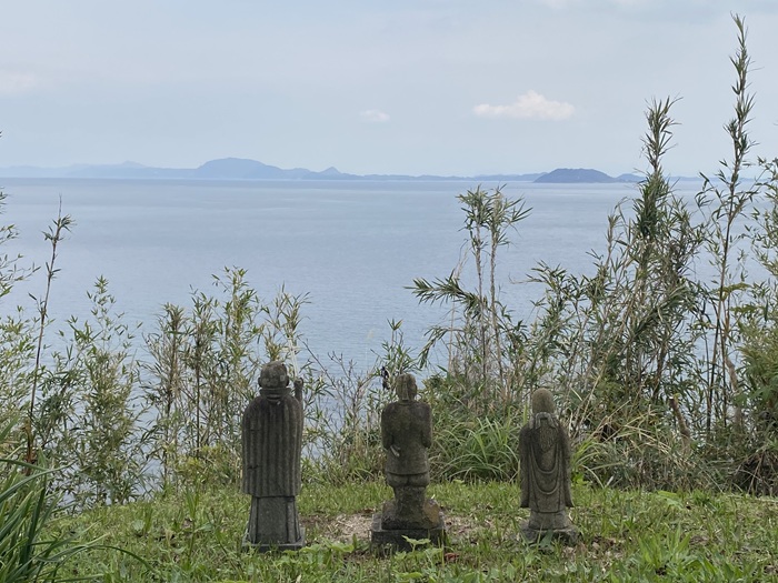 湯島方向を見ている三体の像