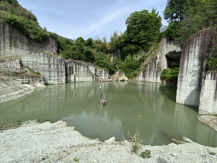 カネホン採石場の池