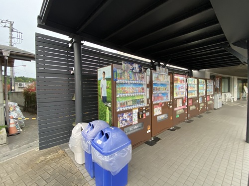 道の駅きつれがわの自動販売機とゴミ箱