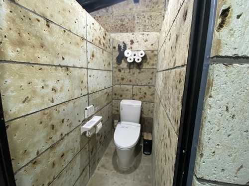 カネホン採石場のトイレ個室