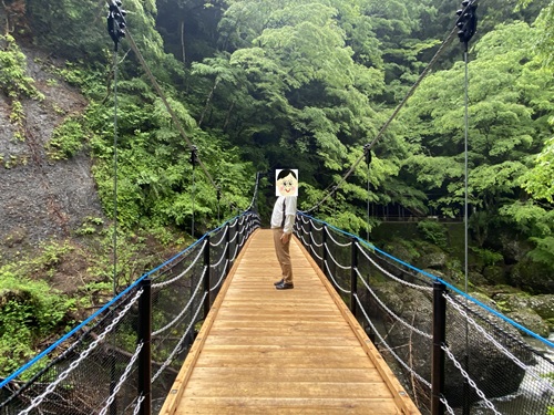 袋田の滝の吊り橋とたたずむ夫さん