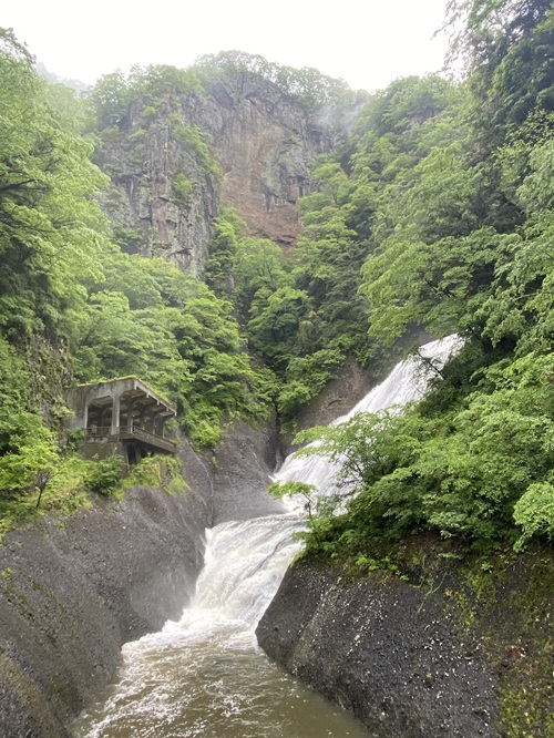 吊橋から見る袋田の滝