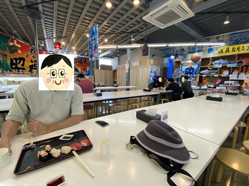 松島さかな市場で寿司を食べる夫さん