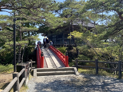 五大堂の赤いすかし橋