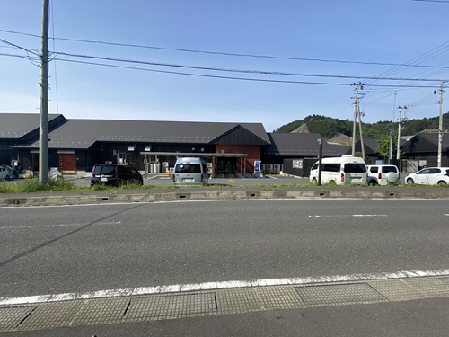 道の駅おながわにあるハマテラスの裏側駐車場