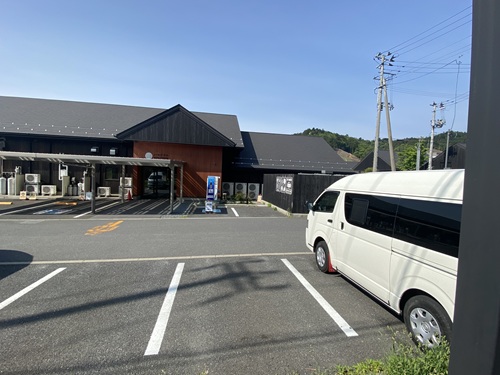 24時間トイレの入口のあるハマテラスの裏側