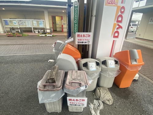 道の駅にしかたの自動販売機の横のゴミ箱