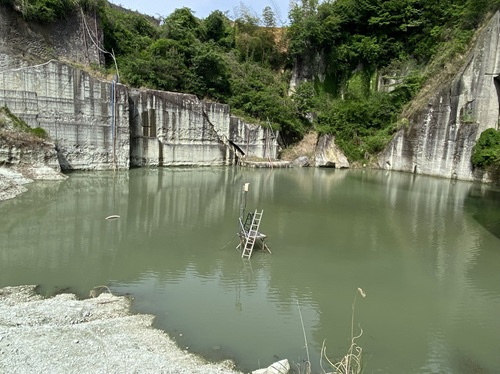カネホン採石場の地下水がたまった池