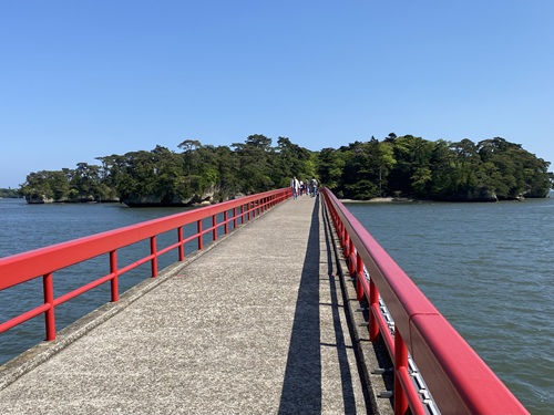 赤い橋を渡る福浦島