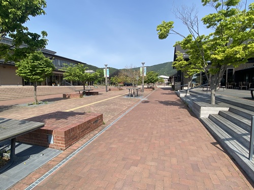 道の駅おながわの中心のレンガの道