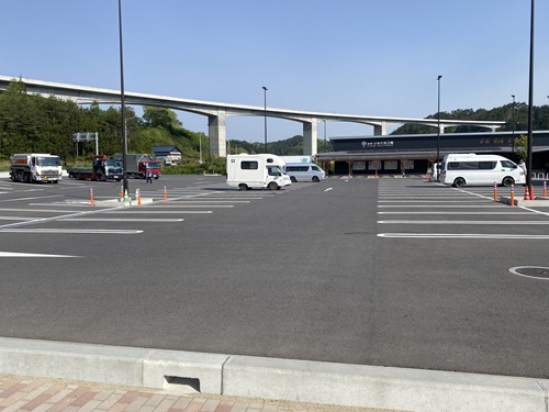 日中の道の駅いわて北三陸の駐車場の様子