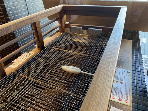 笹かまぼこを焼いている網