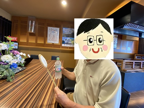 自分で焼いた笹かまぼこを食べる夫さん