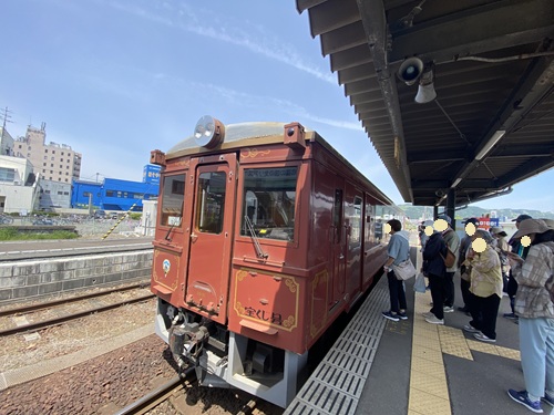 ホームに入ってくる北三陸鉄道