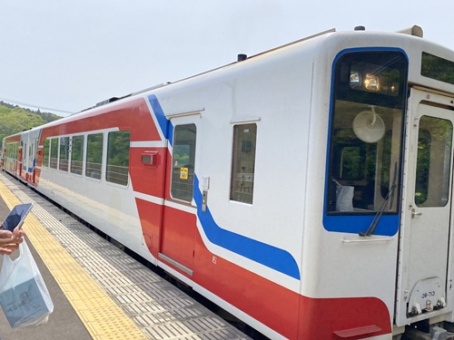 赤と青の線が入った北三陸鉄道の列車