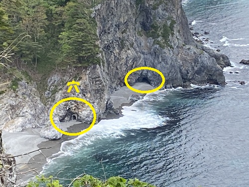 鵜の巣断崖展望所からみえる海岸線の穴