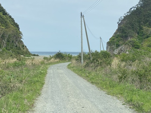 真木沢海岸へ向かう地道
