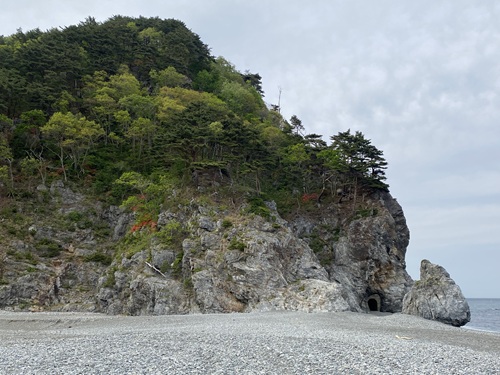 断崖に穴の見える真木沢海岸