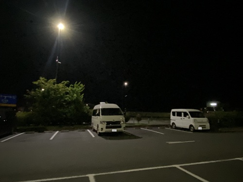 道の駅伊豆月ヶ瀬の夜間の駐車場の様子