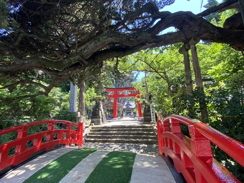 入口の赤い太鼓橋