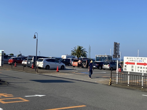 道路挟んだ海に近い方の駐車場