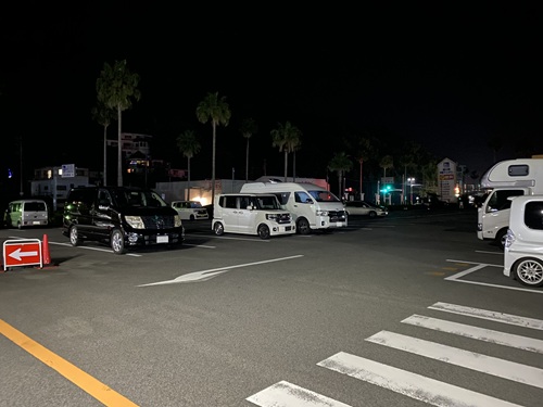 道の駅伊東マリンタウンの夜間の駐車場