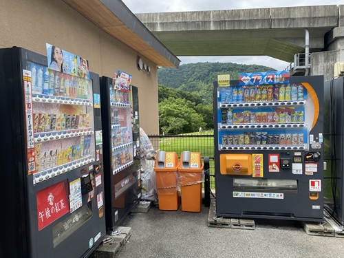 道の駅伊豆月ヶ瀬の自動販売機とごみ凹