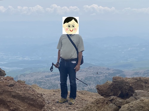 吾妻小富士を歩く夫さんの服装