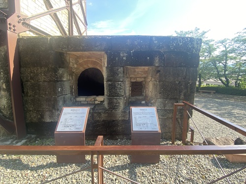 韮山反射炉の石炭投入口と鋳物鉄投入口