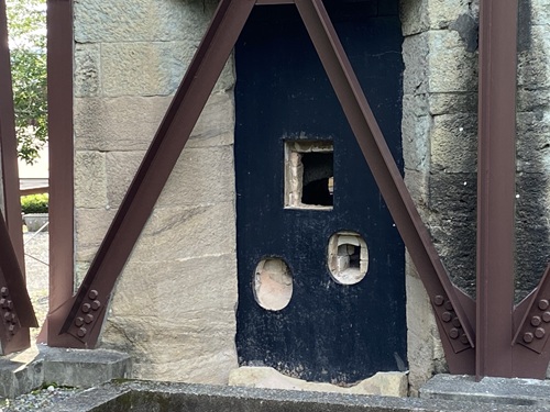 韮山反射炉の方孔と出湯口