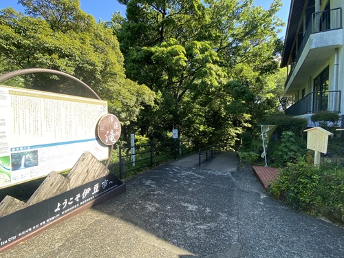 浄蓮の滝に向かう道にある女郎蜘蛛伝説の看板