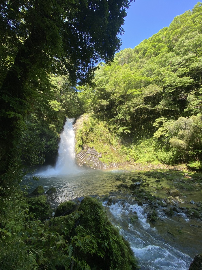 青空と浄蓮の滝から流れる川