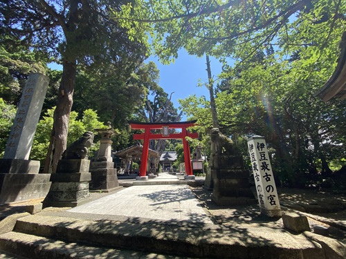 白浜神社の入口の赤い鳥居