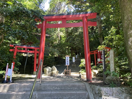 御拝殿の本殿へ向かう階段