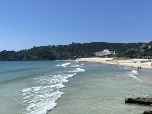 白浜神社横の白い浜と青い海