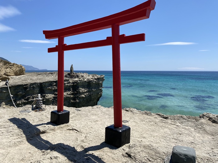 海に向かって立つ赤い鳥居