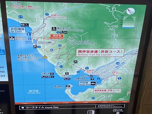 伊豆の海岸沿いを案内する看板