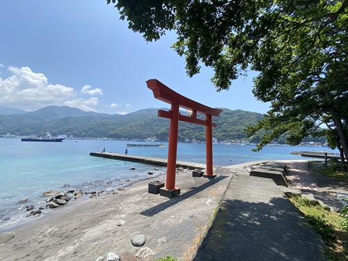 御浜岬の鳥居横にある堤防