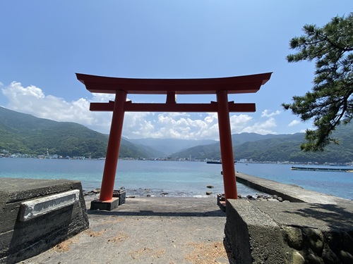 御浜岬の鳥居正面