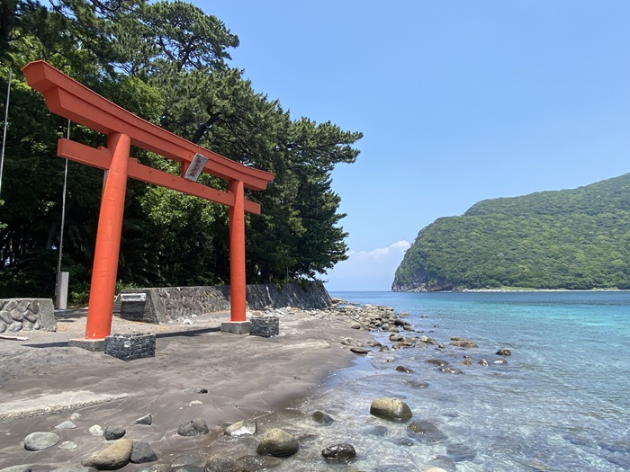 御浜岬の参道出てすぐの赤い鳥居