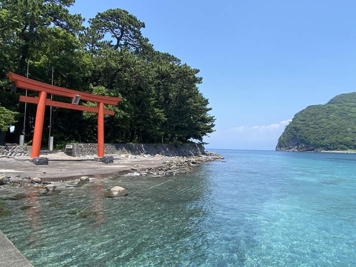 御浜岬の赤い鳥居と海